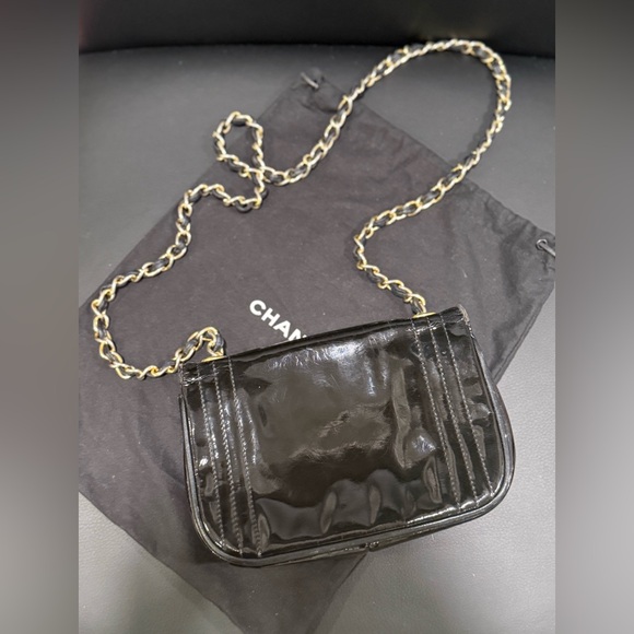 Vintage CHANEL CC Black Patent Leather Mini Crossbody Bag - Picture 2 of 13